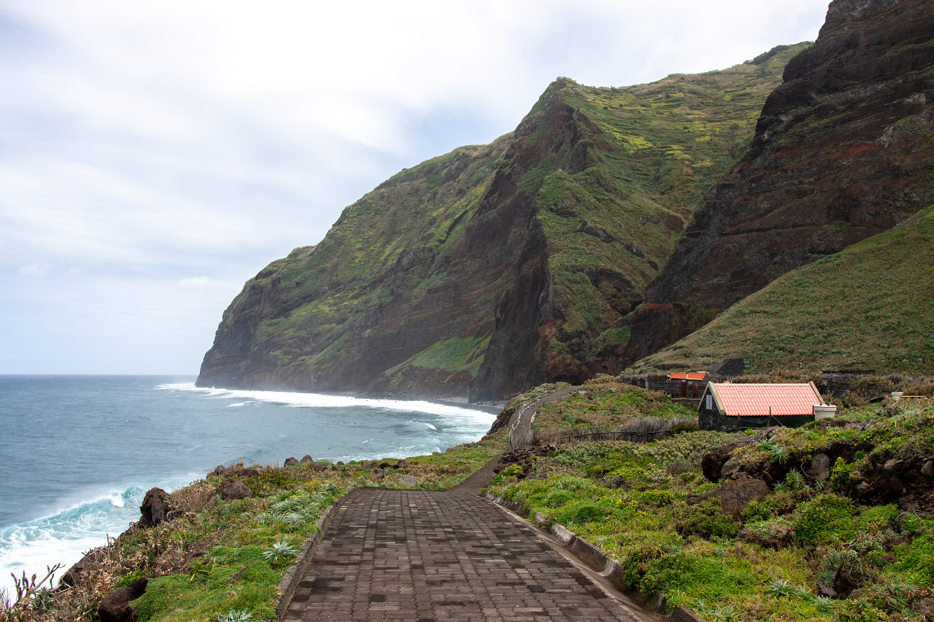 Útesy všude kolem...