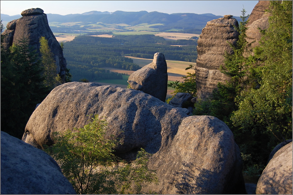 ...výhled z vrcholků skal...