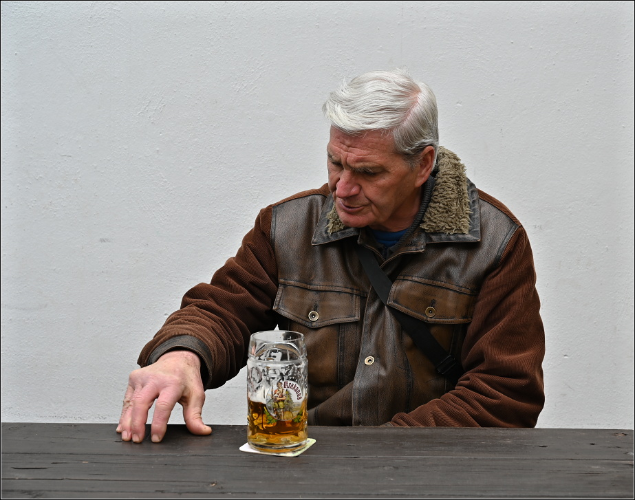 ...kamarád vykládá...