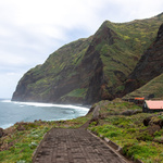 Útesy všude kolem...