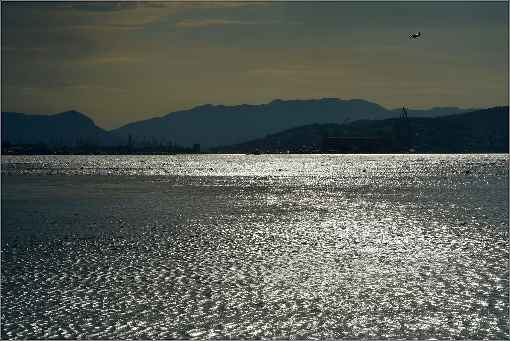 ...letadlo na temném nebi a žhnoucí moře...
