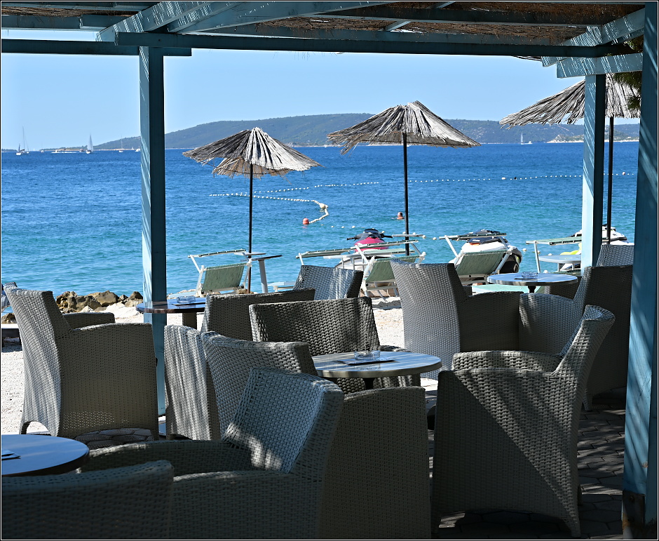 ...restaurace u moře...