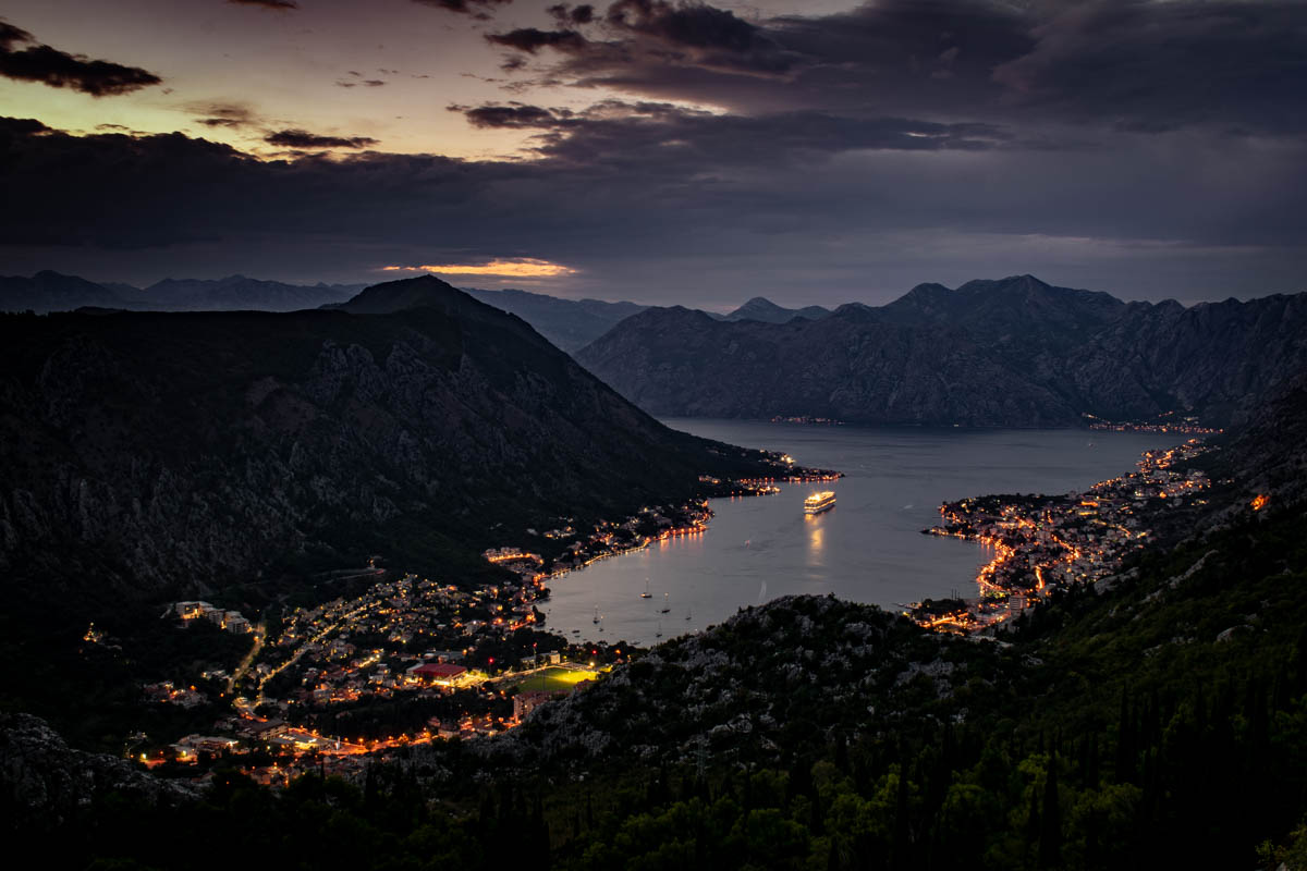 Boka Kotorska v noci