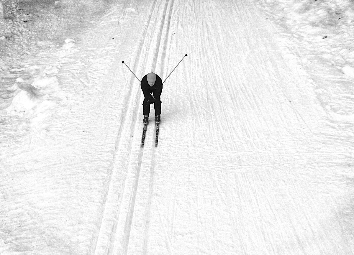 ma prednost, jede po hlavni