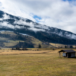 Louka s horami se spoustou mraků