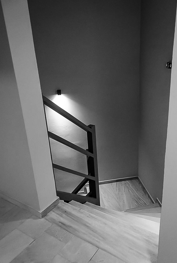 Noc na hotelovém schodišti