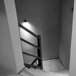 Noc na hotelovém schodišti