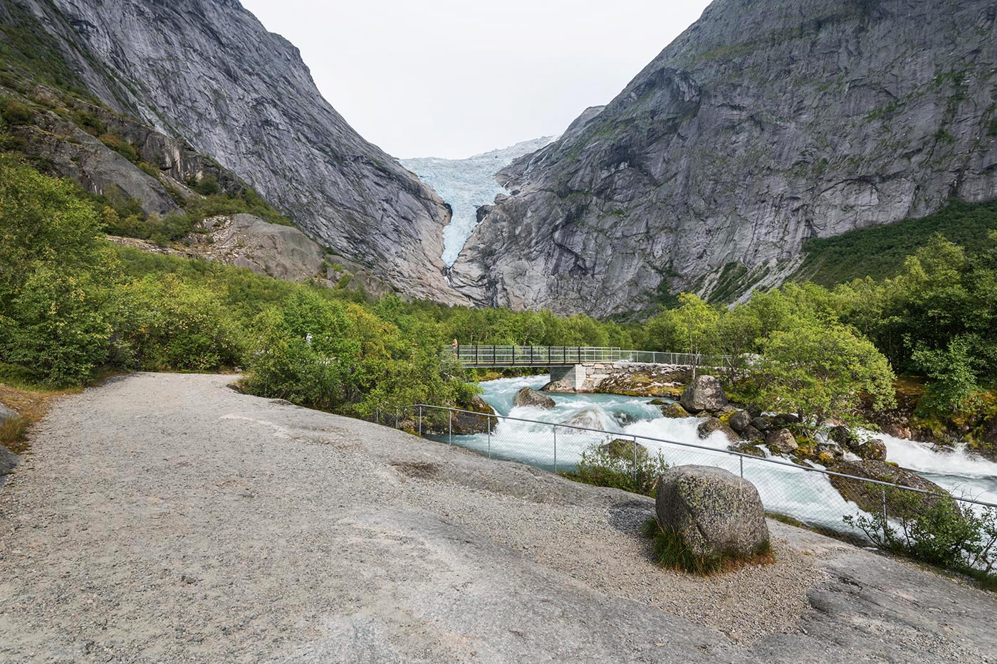 ..cesta k ledovci Briksdalsbreen..
