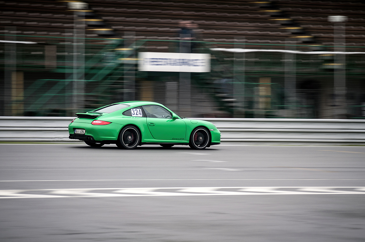 Zelené Porsche při závodu v Brně