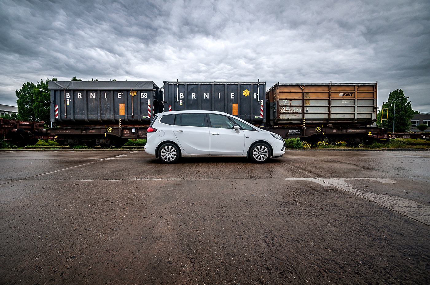 Opel Zafira na starém nádraží