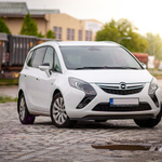 Opel Zafira při západu slunce na starém nádraží