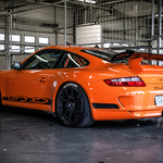 Oranžové závodní Porsche 911 v boxu