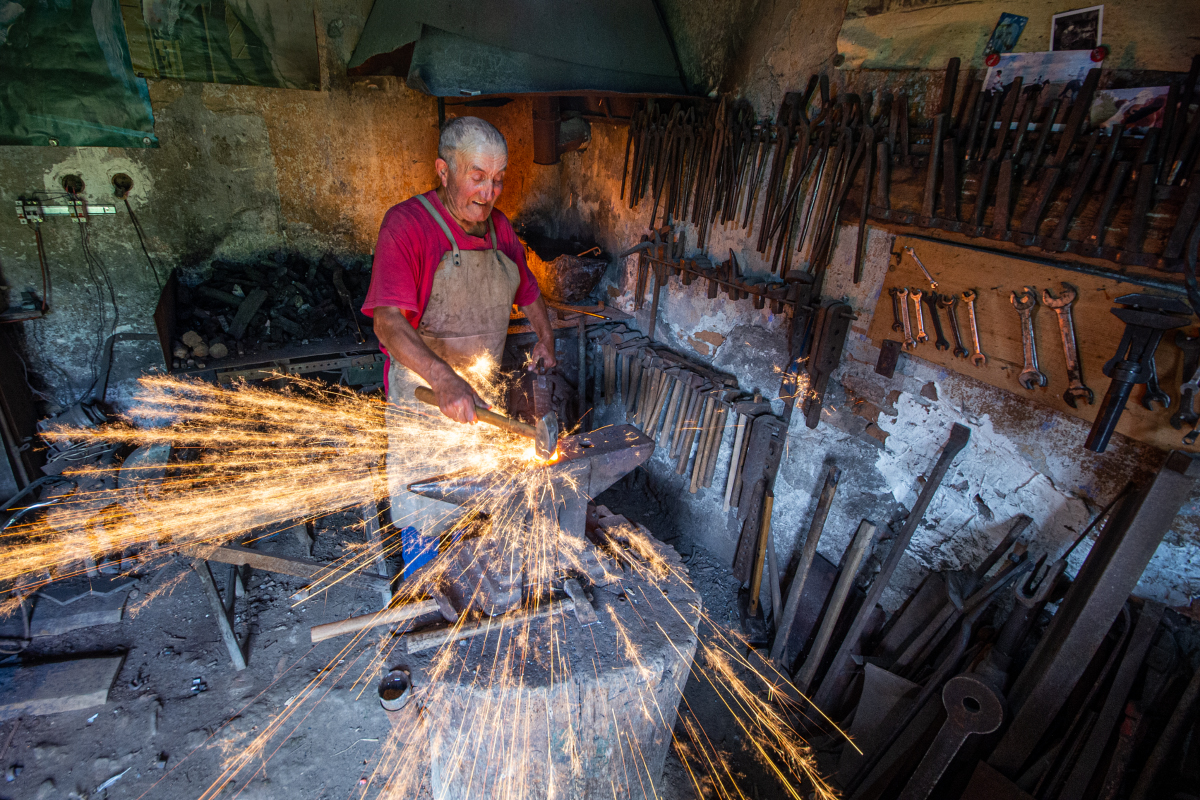 Žeravé železné úlomky