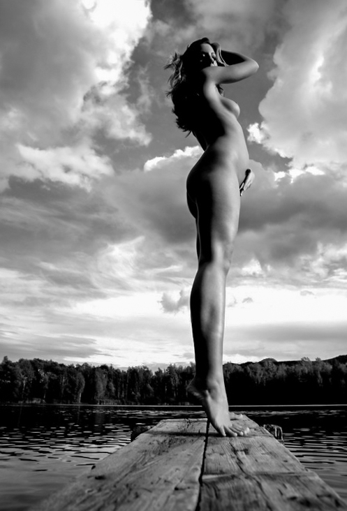 U rybníka v rákosí, žáby spolu klábosí. 