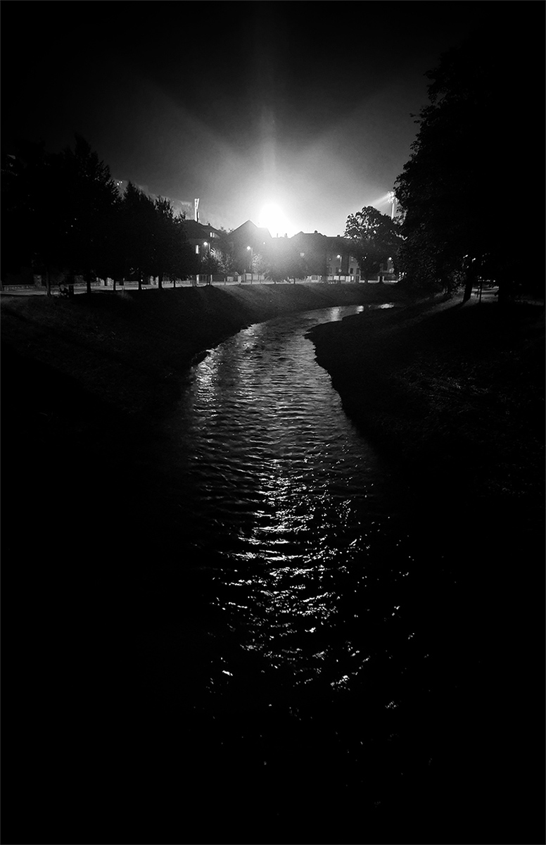 Nocí vznáší se temnotou....