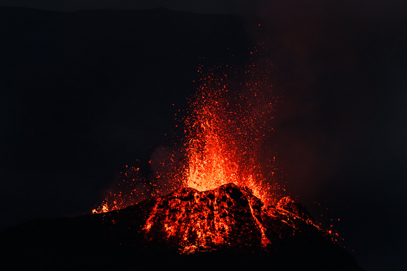 ..tahle mě taky baví, ale samozřejmě je to trochu kýč, žádný hyperumění. Ale když na to tak koukám, nedivim se, že si lidi dřív třeba mysleli, že sopka je brána pekel..