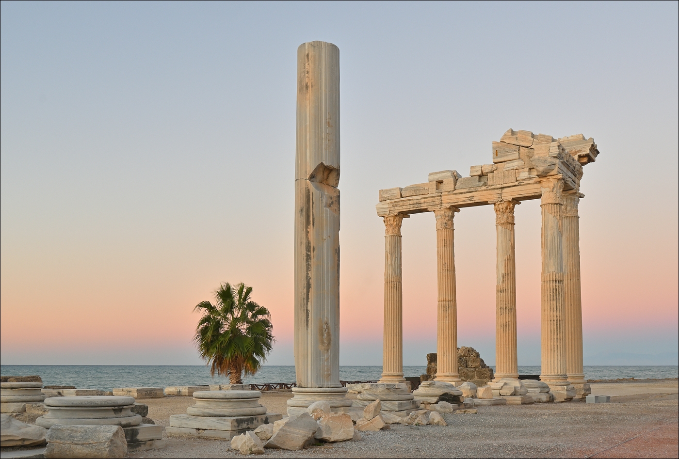 Side - Apolonův chrám