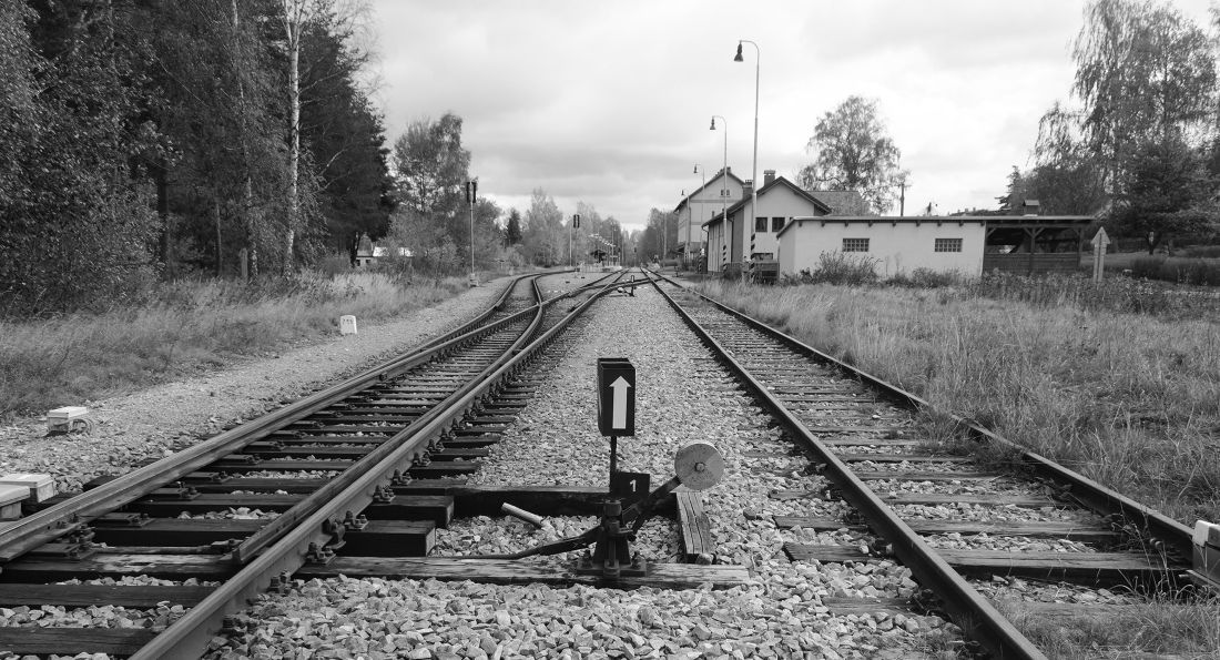 Suchý den malé nádraží stojíš tu v horku sám.....