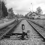 Suchý den malé nádraží stojíš tu v horku sám.....