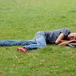 Lehnout si na trávu a ruce pod hlavu...