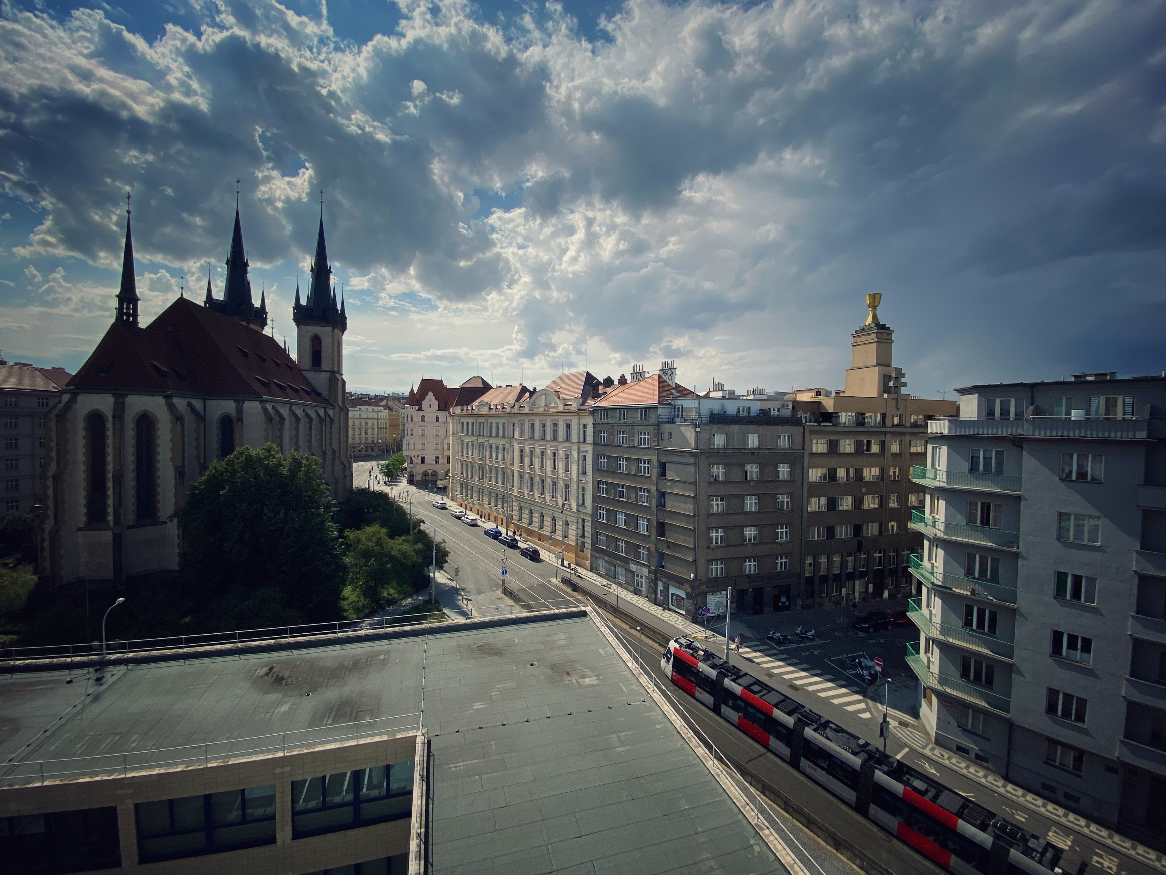 město